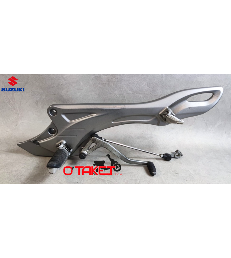 Platine/Repose pied avant gauche SFV 650 Gladius origine SUZUKI Accueil sur le site du spécialiste des deux roues O-TAKET.COM Platine/Repose pied avant gauche SFV 650 Gladius origine SUZUKI Accueil sur le site du spécialiste des deux roues O-TAKET.COM
