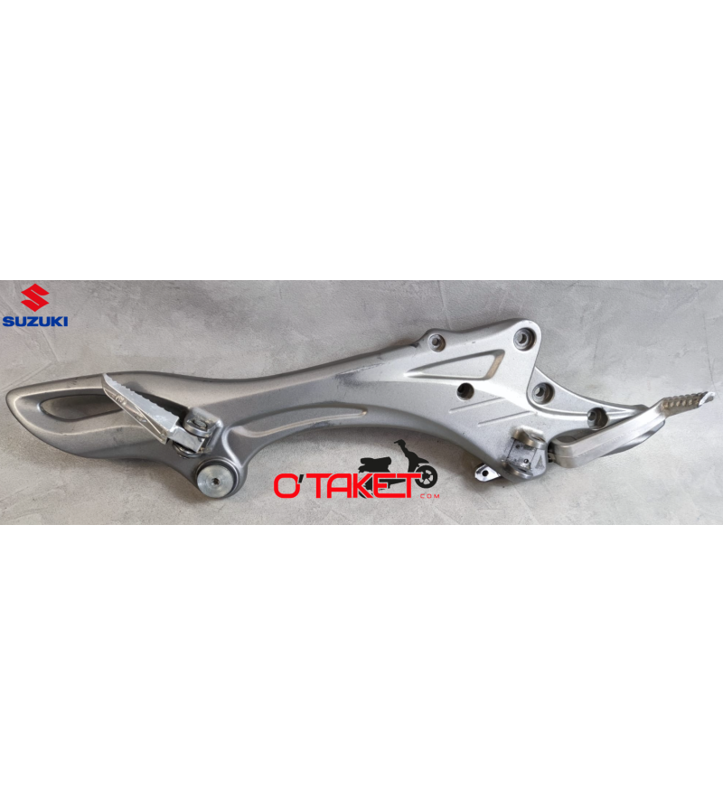 Platine/Repose pied avant gauche SFV 650 Gladius origine SUZUKI Accueil sur le site du spécialiste des deux roues O-TAKET.COM