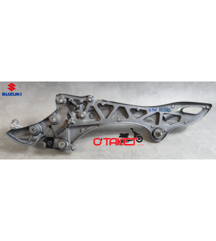 Platine/Repose pied avant gauche SFV 650 Gladius origine SUZUKI Accueil sur le site du spécialiste des deux roues O-TAKET.COM