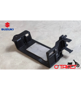 Couvercle/Maintien de batterie SFV 650 Gladius origine SUZUKI Accueil sur le site du spécialiste des deux roues O-TAKET.COM