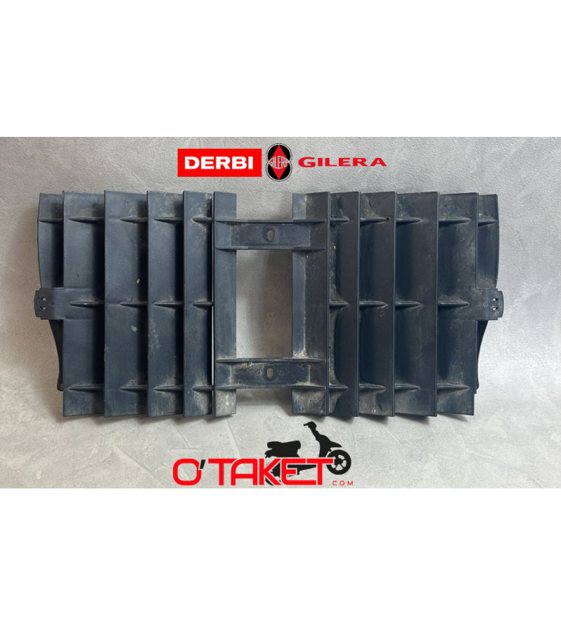 Grille/Protection de radiateur Senda/RCR/SMY origine DERBI /GILERA Accueil sur le site du spécialiste des deux roues O-TAKET.COM Grille/Protection de radiateur Senda/RCR/SMY origine DERBI /GILERA Accueil sur le site du spécialiste des deux roues O-TAKET.COM