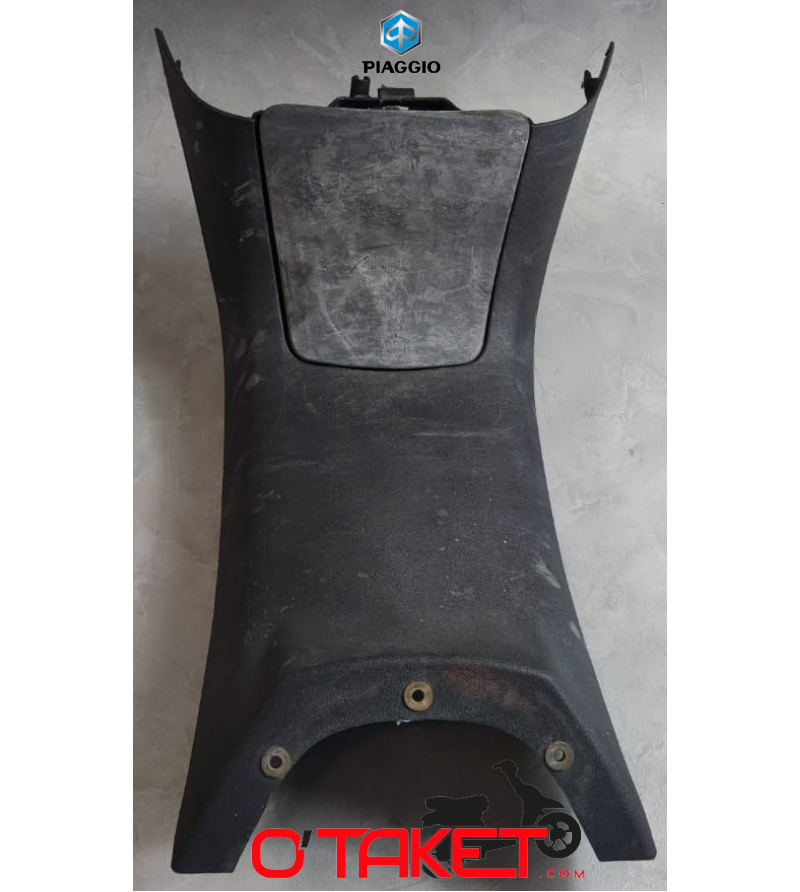 Carénage central de marche pieds X9 origine PIAGGIO Accueil sur le site du spécialiste des deux roues O-TAKET.COM Carénage central de marche pieds X9 origine PIAGGIO Accueil sur le site du spécialiste des deux roues O-TAKET.COM
