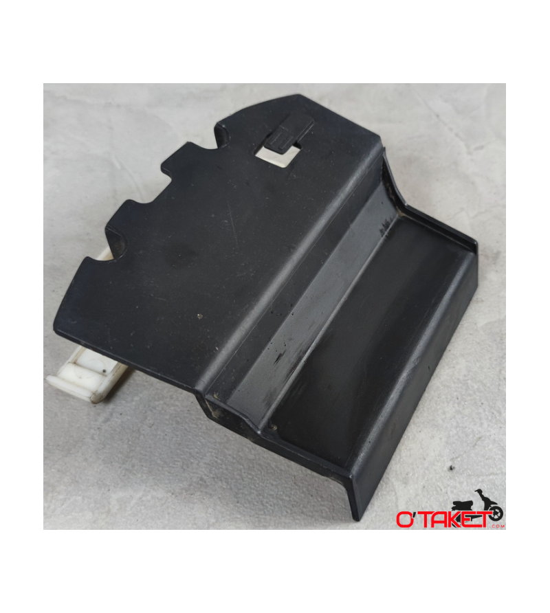Couvercle batterie Elystar/Elyseo origine PEUGEOT Accueil sur le site du spécialiste des deux roues O-TAKET.COM Couvercle batterie Elystar/Elyseo origine PEUGEOT Accueil sur le site du spécialiste des deux roues O-TAKET.COM