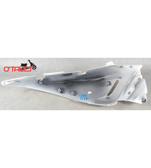 Coque latéral arrière gauche origine YAMAHA T-MAX 530 Carrosseries sur le site du spécialiste des deux roues O-TAKET.COM