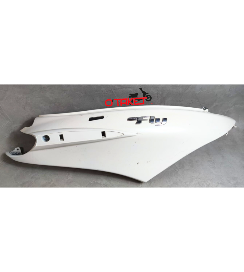 Crénage latéral gauche FLY origine PIAGGIO 50/125/150 Accueil sur le site du spécialiste des deux roues O-TAKET.COM Crénage latéral gauche FLY origine PIAGGIO 50/125/150 Accueil sur le site du spécialiste des deux roues O-TAKET.COM