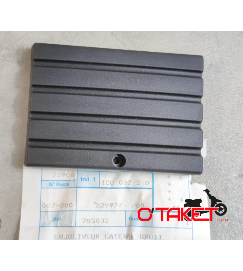Jonction de carénage supérieur avant droit SC/SX origine PEUGEOT Accueil sur le site du spécialiste des deux roues O-TAKET.COM