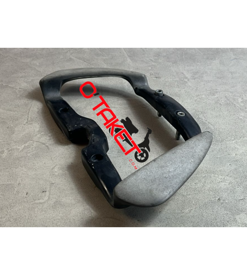 Poignée de maintien passager SR origine APRILIA Accueil sur le site du spécialiste des deux roues O-TAKET.COM Poignée de maintien passager SR origine APRILIA Accueil sur le site du spécialiste des deux roues O-TAKET.COM
